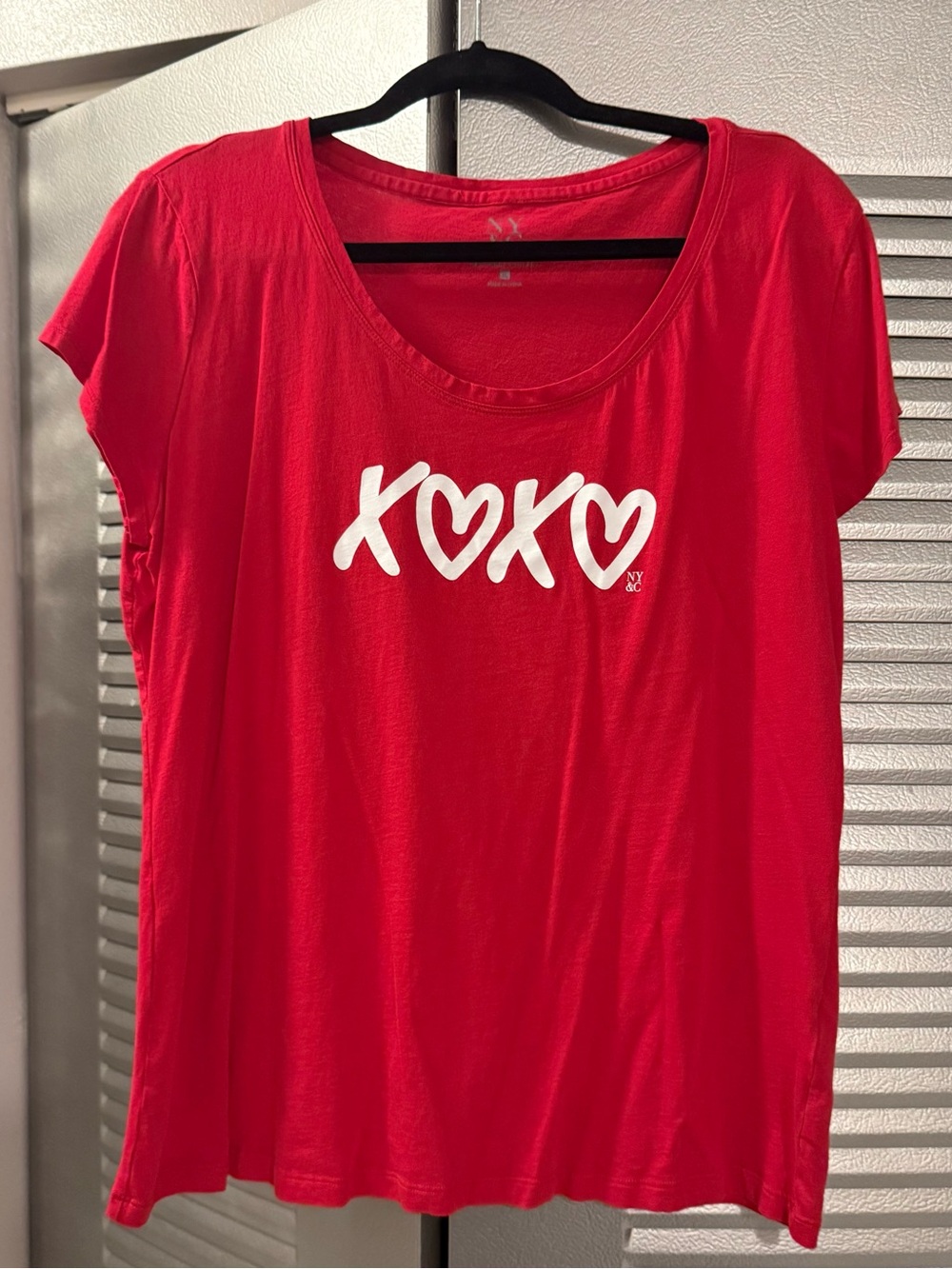 New York & Company Red XOXO Heart Graphic Short Sleeve Tee